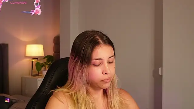 Snapshot of charlotte__grey chatting on July 31, 7:02 pm charlotte grey online show from July 31, 7:02 pm