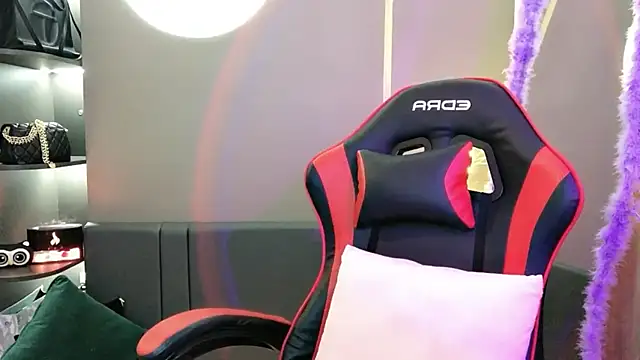 Snapshot of witch-39 chatting on December 27, 2:25 am witch-39 online show from December 27, 2:25 am