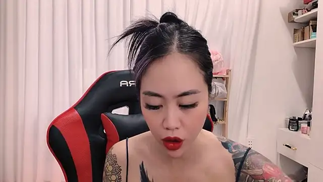 Snapshot of witch-39 chatting on April 18, 4:05 am witch-39 online show from April 18, 4:05 am