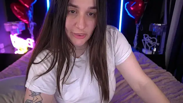 JuicyBeRrys online show from February 16, 4:10 pm