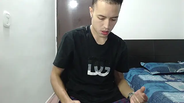 Snapshot of dimitriquiet05 chatting on December 14, 2:34 am dimitriquiet05 online show from December 14, 2:34 am