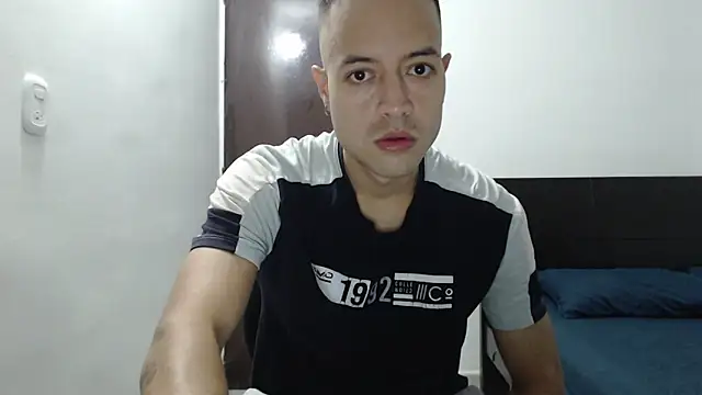 Snapshot of dimitriquiet05 chatting on December 22, 4:06 am dimitriquiet05 online show from December 22, 4:06 am