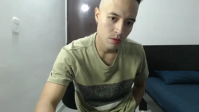 Snapshot of dimitriquiet05 chatting on December 24, 4:11 am dimitriquiet05 online show from December 24, 4:11 am