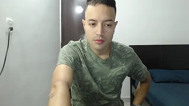 Snapshot of dimitriquiet05 chatting on December 28, 2:11 am dimitriquiet05 online show from December 28, 2:11 am