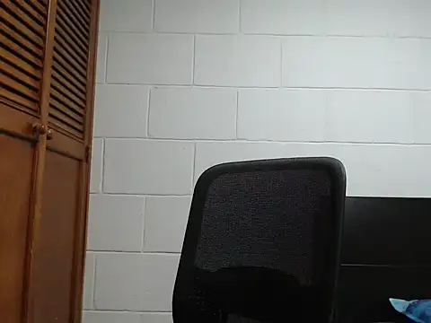 Snapshot of dimitriquiet05 chatting on February 20, 6:37 am dimitriquiet05 online show from February 20, 6:37 am