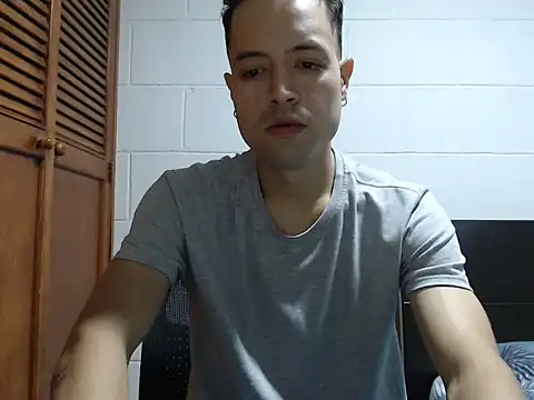 Snapshot of dimitriquiet05 chatting on February 24, 8:34 am dimitriquiet05 online show from February 24, 8:34 am