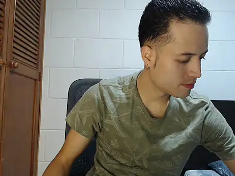 Snapshot of dimitriquiet05 chatting on March 11, 4:29 am dimitriquiet05 online show from March 11, 4:29 am