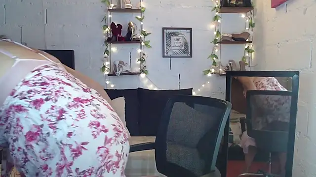 Snapshot of missrosario_stepmoan chatting on February 12, 2:23 pm missrosario stepmoan online show from February 12, 2:23 pm