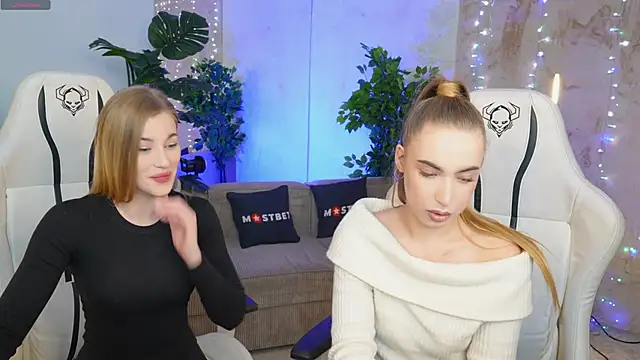 Snapshot of Linda054 chatting on December 17, 11:39 am Linda054 online show from December 17, 11:39 am