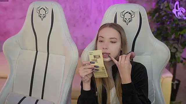 Snapshot of Linda054 chatting on January 15, 3:50 pm Linda054 online show from January 15, 3:50 pm