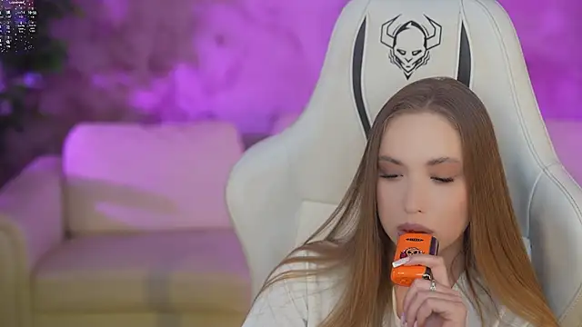 Snapshot of Linda054 chatting on February 18, 12:59 am Linda054 online show from February 18, 12:59 am