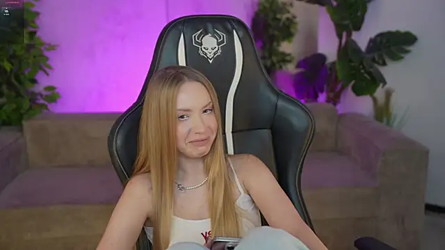 Snapshot of Linda054 chatting on September 26, 12:36 am Linda054 online show from September 26, 12:36 am