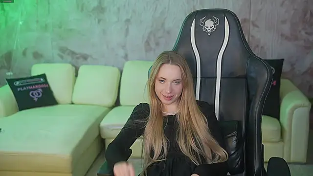 Snapshot of Linda054 chatting on October 18, 5:43 am Linda054 online show from October 18, 5:43 am