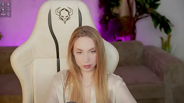 Snapshot of Linda054 chatting on October 19, 11:00 am Linda054 online show from October 19, 11:00 am