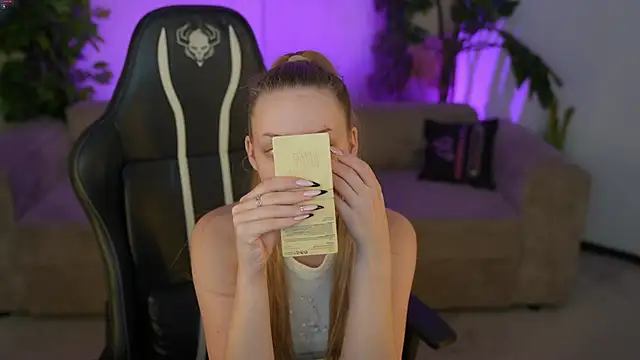 Snapshot of Linda054 chatting on November 15, 5:49 am Linda054 online show from November 15, 5:49 am