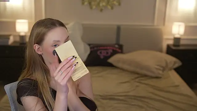 Snapshot of Linda054 chatting on November 16, 9:15 am Linda054 online show from November 16, 9:15 am