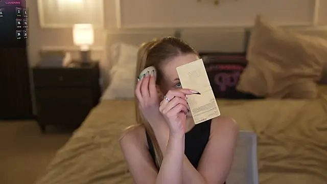 Snapshot of Linda054 chatting on November 19, 1:27 am Linda054 online show from November 19, 1:27 am