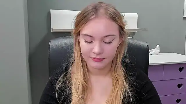 Snapshot of kitty_valeria chatting on February 8, 7:48 am kitty valeria online show from February 8, 7:48 am