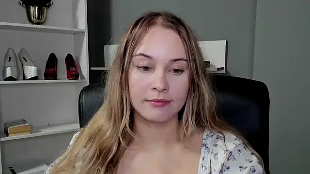 Snapshot of kitty_valeria chatting on December 3, 9:57 pm kitty valeria online show from December 3, 9:57 pm