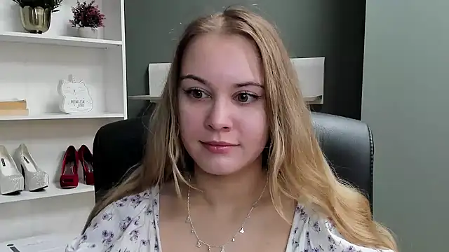 Snapshot of kitty_valeria chatting on December 14, 7:47 am kitty valeria online show from December 14, 7:47 am