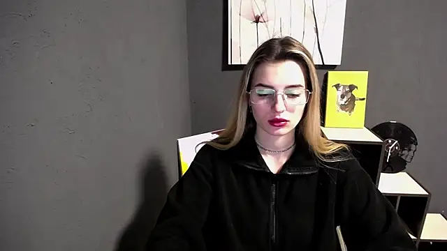 lady olivia  online show from April 6, 1:34 pm