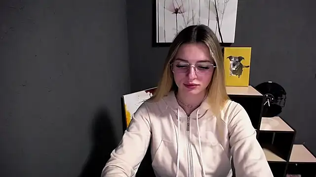 lady olivia  online show from April 28, 3:06 pm