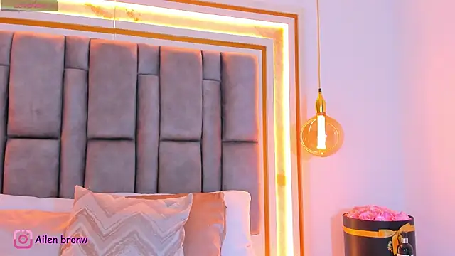 elianabrown online show from September 20, 8:43 pm