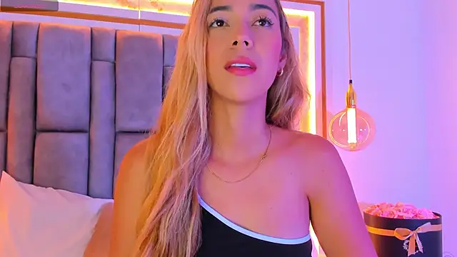 Snapshot of elianabrown chatting on June 2, 12:23 am elianabrown online show from June 2, 12:23 am