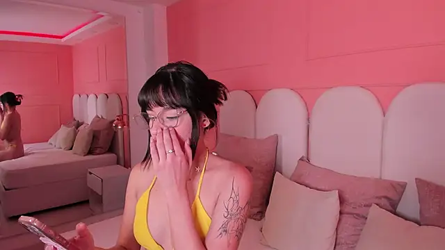 emilly williams  online show from December 18, 8:25 pm