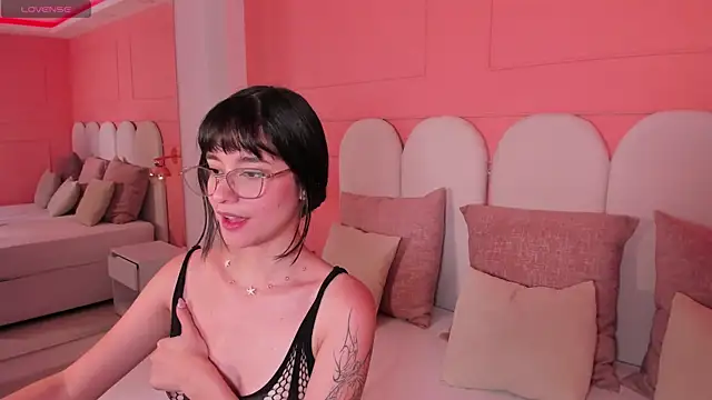 emilly williams  online show from December 19, 8:13 pm