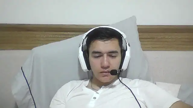 Snapshot of Estebitan_vm chatting on April 1, 4:35 am Estebitan vm online show from April 1, 4:35 am