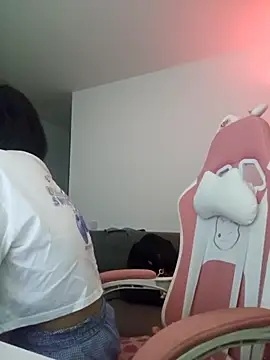Snapshot of azumiichan chatting on May 4, 11:34 pm azumiichan online show from May 4, 11:34 pm