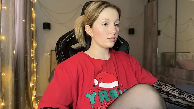 Snapshot of x_ivy_x chatting on December 27, 10:01 am x ivy x online show from December 27, 10:01 am