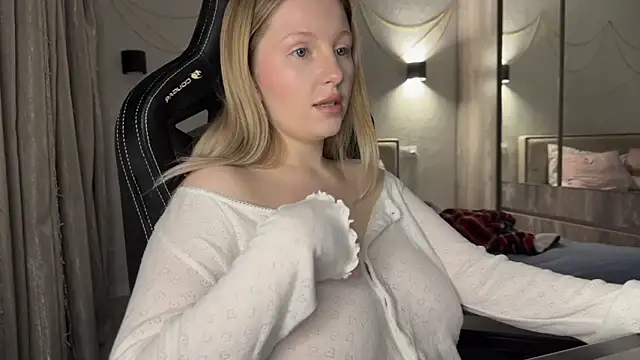 Snapshot of x_ivy_x chatting on January 4, 3:49 pm x ivy x online show from January 4, 3:49 pm