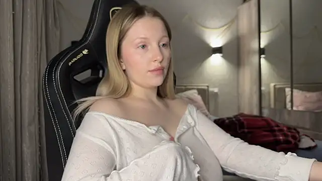 Snapshot of x_ivy_x chatting on January 4, 6:51 pm x ivy x online show from January 4, 6:51 pm