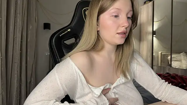 Snapshot of x_ivy_x chatting on January 9, 4:06 pm x ivy x online show from January 9, 4:06 pm