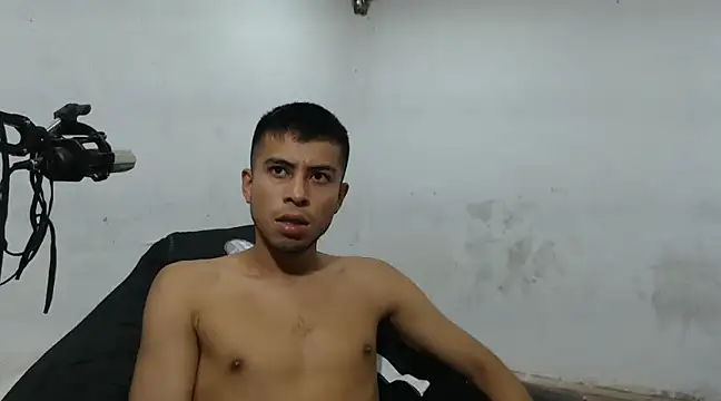 Snapshot of danielitopapuu chatting on December 11, 8:18 pm danielitopapuu online show from December 11, 8:18 pm