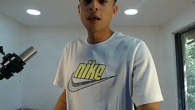 Snapshot of danielitopapuu chatting on September 23, 8:12 pm danielitopapuu online show from September 23, 8:12 pm