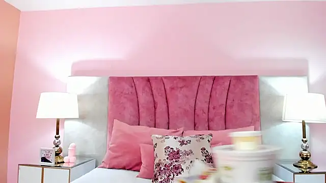 SophiaLaurens online show from February 3, 7:31 pm