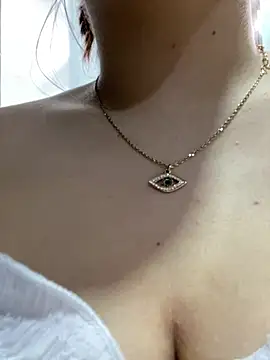 SophiaLaurens online show from March 9, 2:32 pm