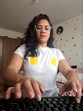 Thaliacooper  online show from December 4, 7:00 pm