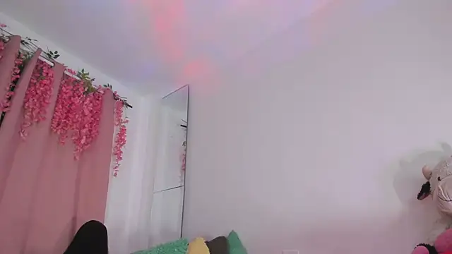 msschloee  online show from November 8, 4:01 am