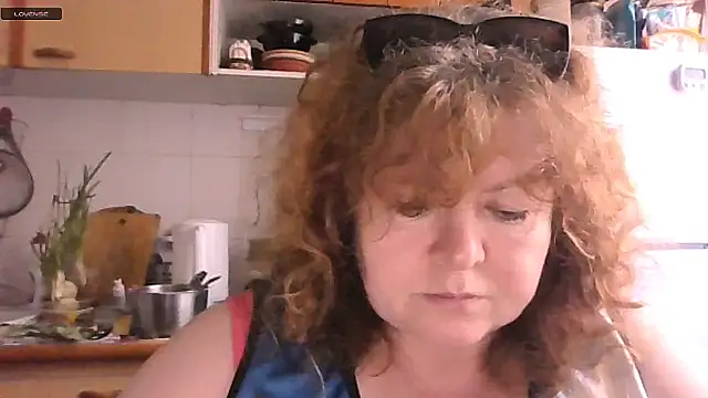 Snapshot of RoseRed69 chatting on May 28, 4:10 am RoseRed69 online show from May 28, 4:10 am