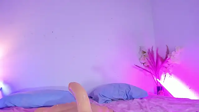 Snapshot of julieta_red2 chatting on February 25, 7:42 am julieta red2 online show from February 25, 7:42 am