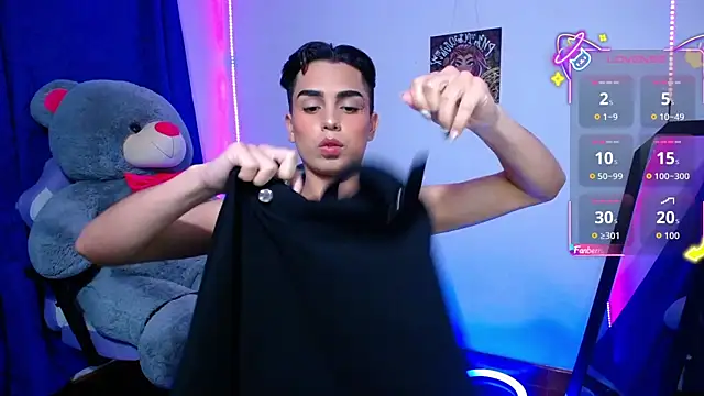 Snapshot of OwenBluee chatting on June 1, 8:27 am OwenBluee online show from June 1, 8:27 am