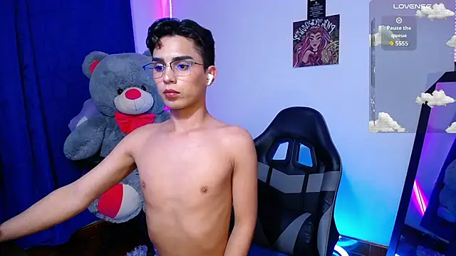 Snapshot of OwenBluee chatting on June 14, 5:20 am OwenBluee online show from June 14, 5:20 am