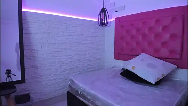 Snapshot of mia_six66 chatting on February 8, 11:12 am mia six66 online show from February 8, 11:12 am