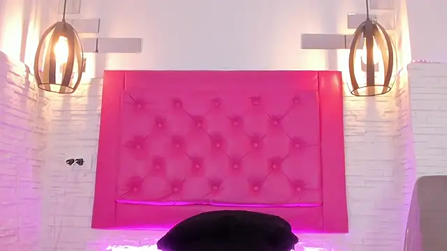 Snapshot of mia_six66 chatting on March 6, 5:33 pm mia six66 online show from March 6, 5:33 pm