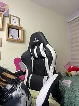 Ivann4 online show from March 7, 7:05 pm