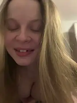 Snapshot of wrenlie chatting on January 25, 10:39 pm wrenlie online show from January 25, 10:39 pm